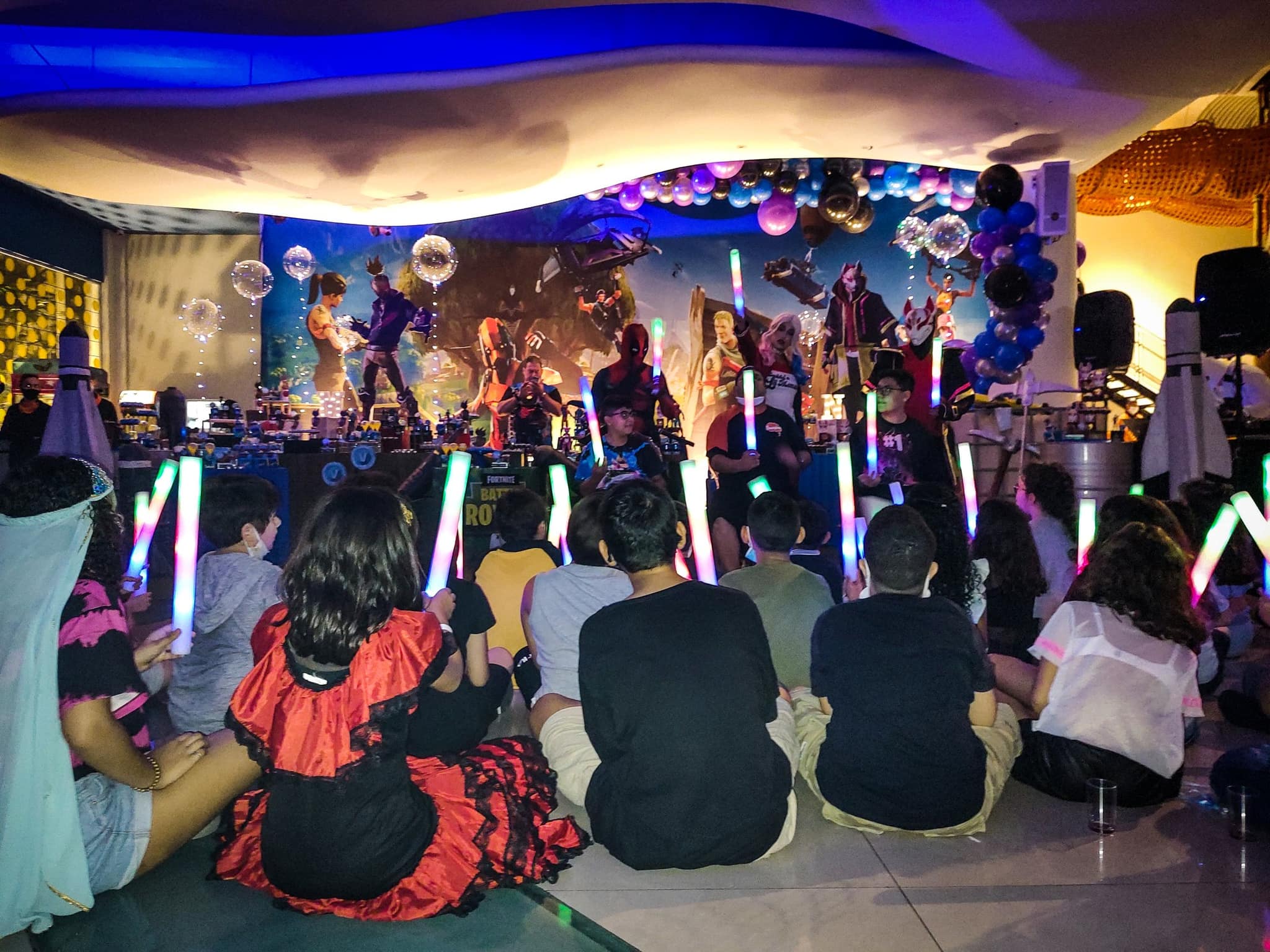 Momento de celebração infantil com luzes e atmosfera de festa