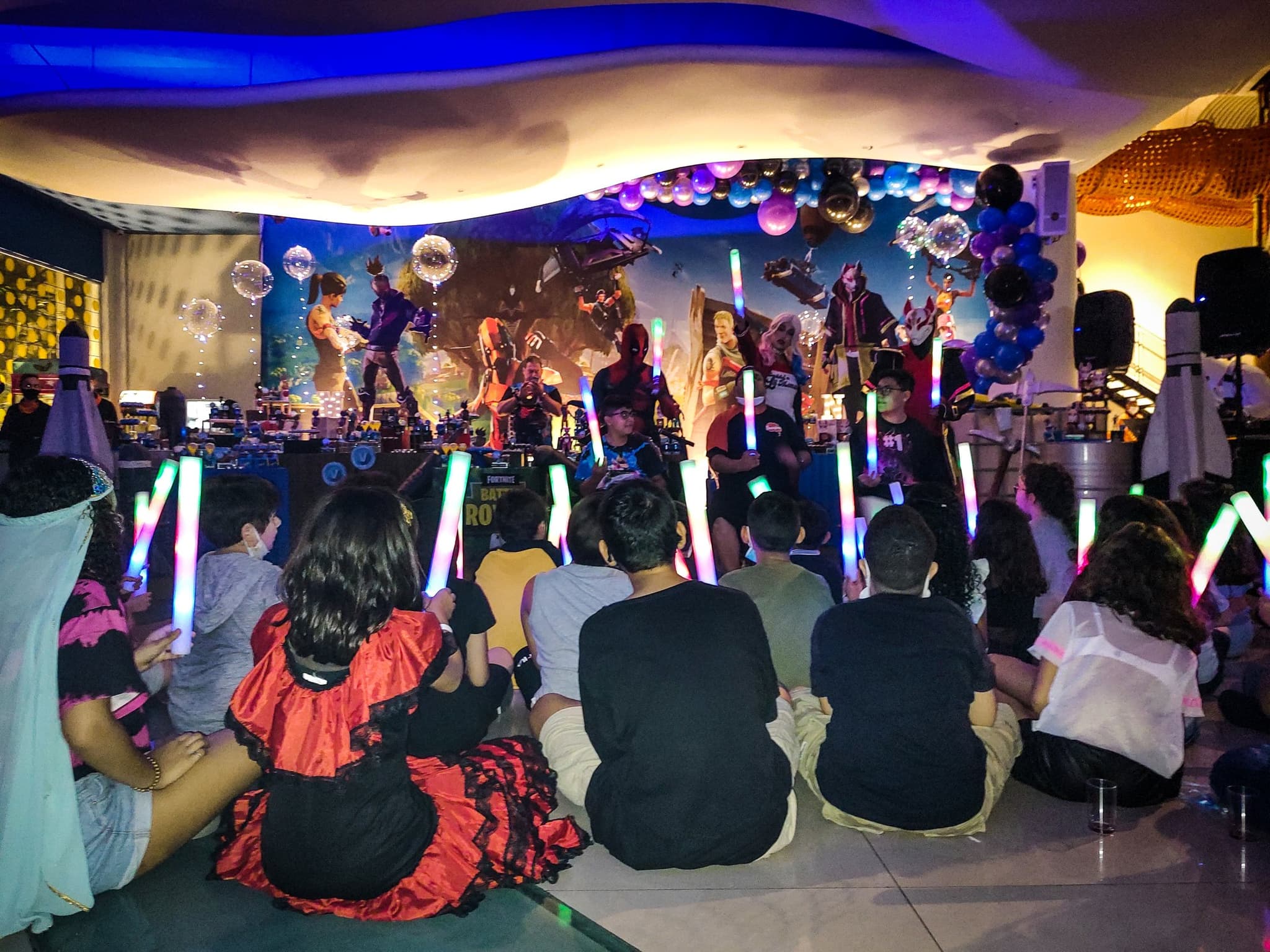 Crianças reunidas em ritual de festa com luzes na Casa do Sol Cidade Nova