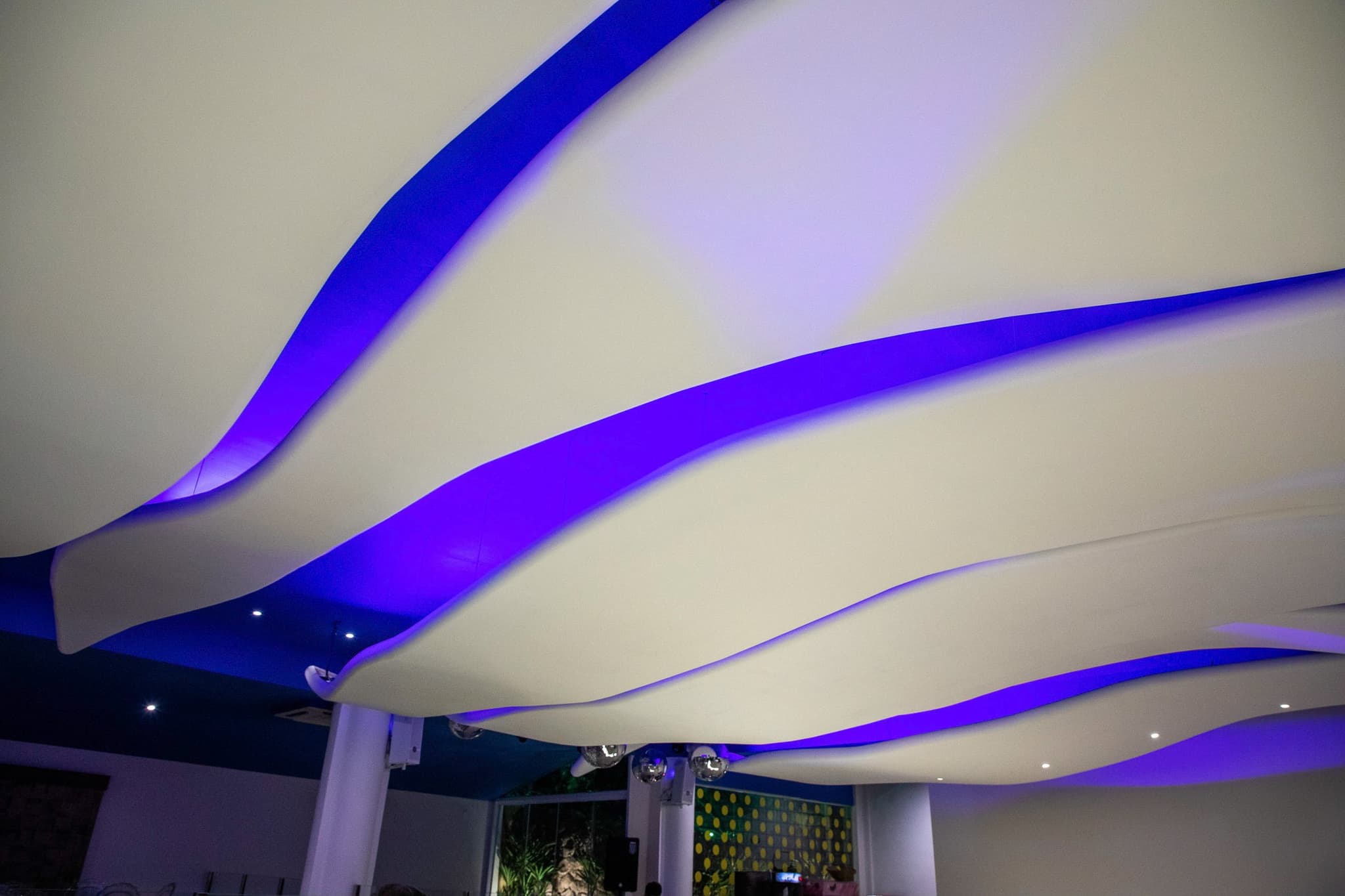 Detalhe de teto e iluminação cenográfica da Casa do Sol Cidade Nova
