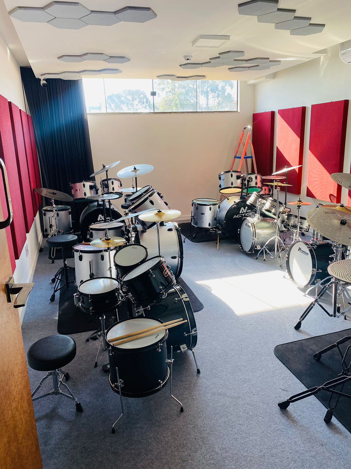 Sala de bateria da Casa do Sol Estúdios com tratamento acústico e repertório musical