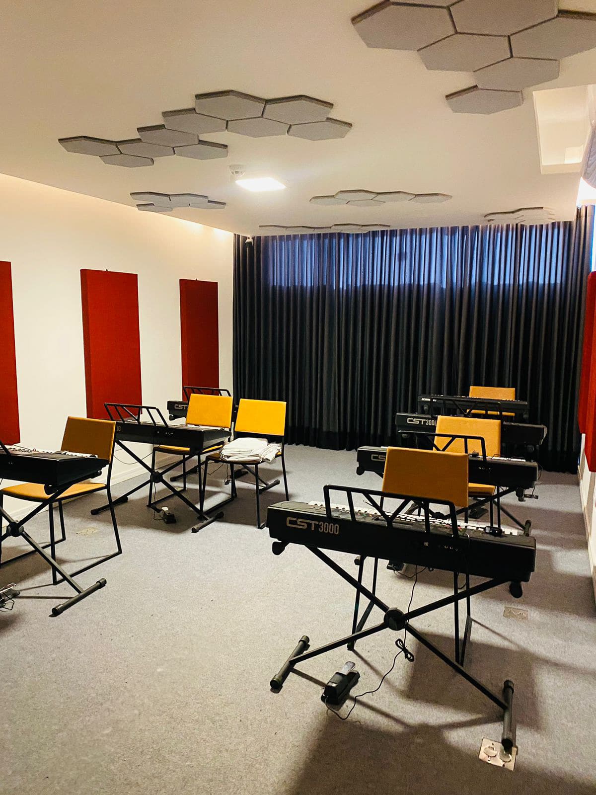 Sala de teclados da Casa do Sol Estúdios com tratamento acústico
