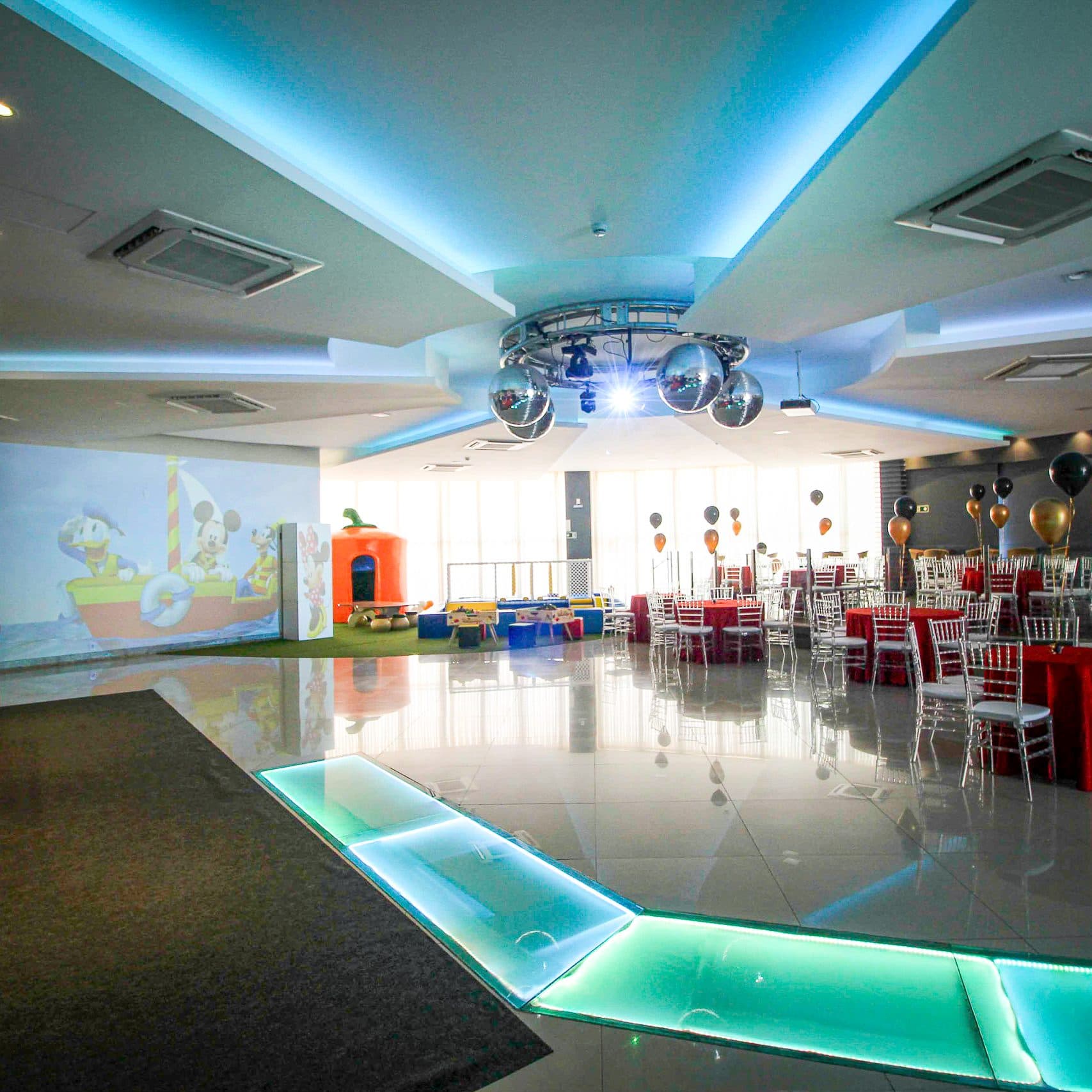 Salão da Casa do Sol Jardim com piso de LED, vidro e luz cenográfica