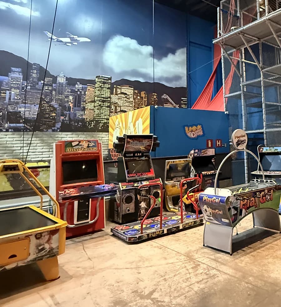 Fileira de games e fliperamas ao lado do parque.