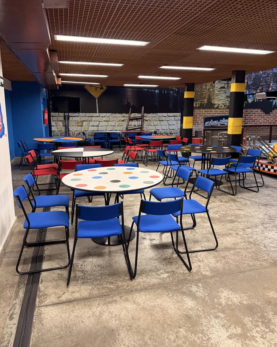 Mesas do salão com o parque ao fundo.