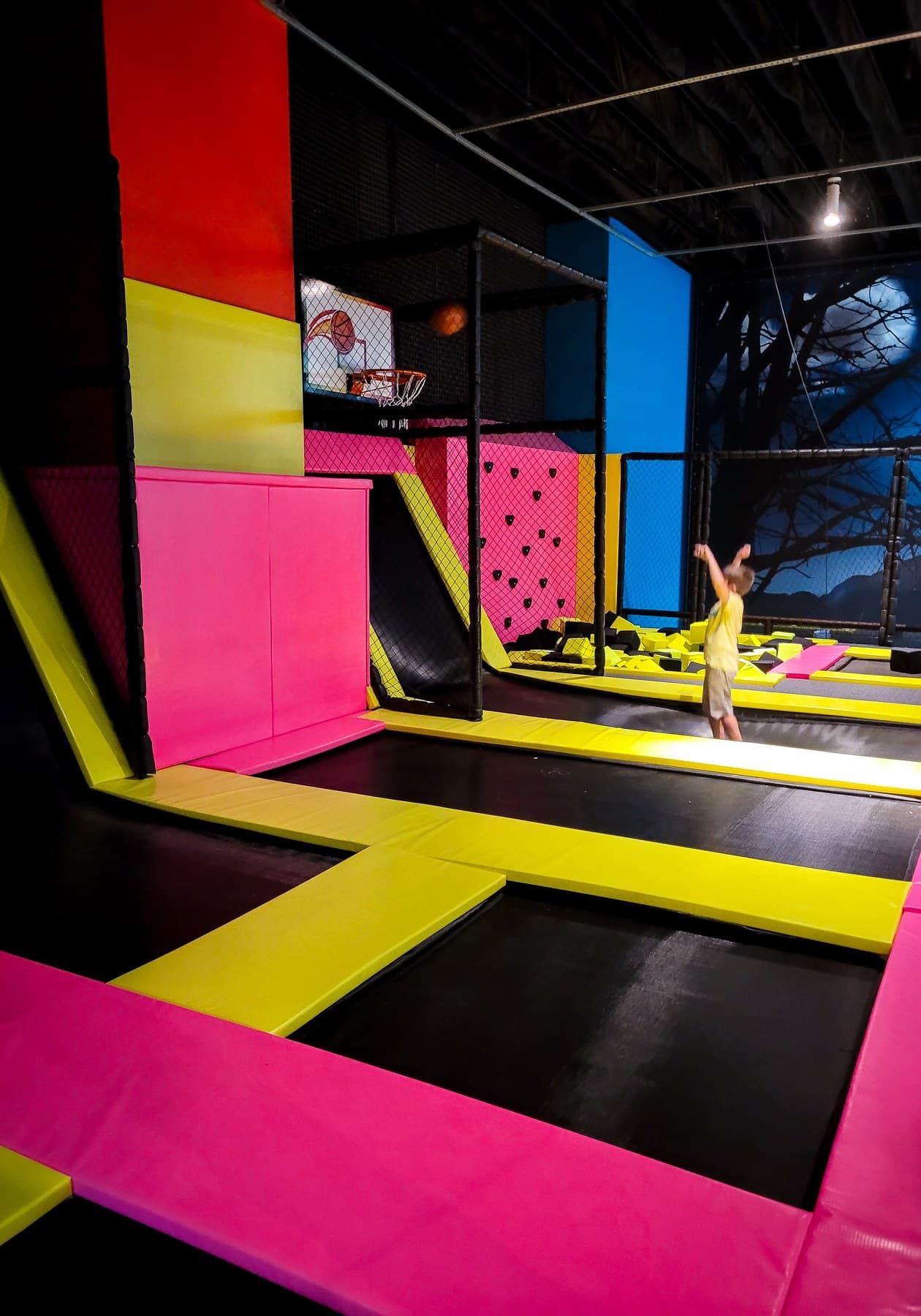 Cama elástica em ambiente com luz baixa no Luminis Urban Play