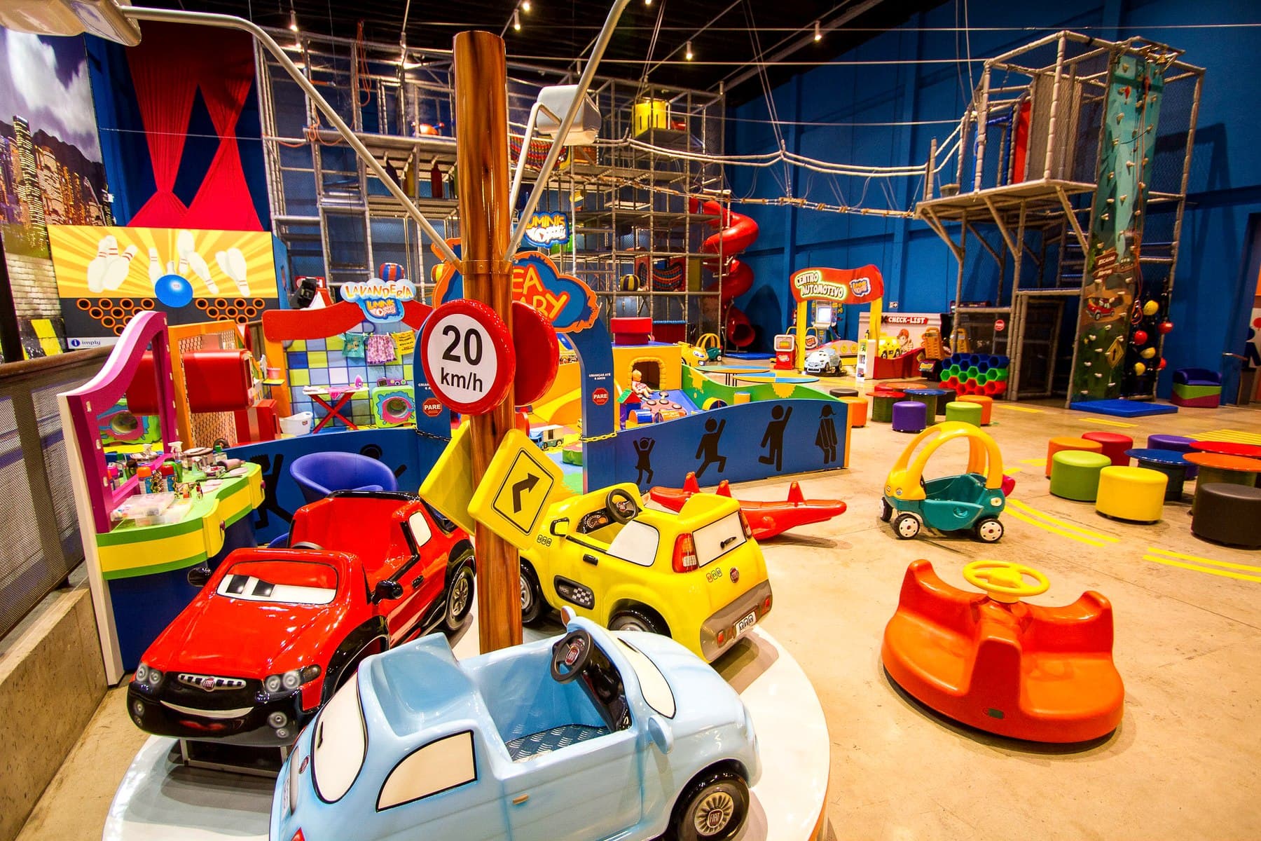 Cidade lúdica com carros infantis e atrações do Luminis Urban Play
