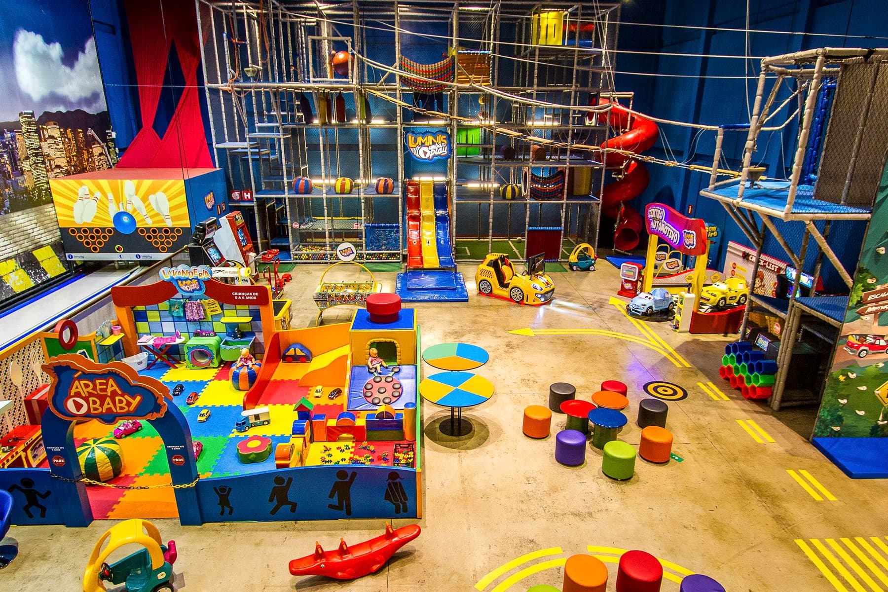 Vista ampla dos circuitos verticais e da área baby do Luminis Urban Play