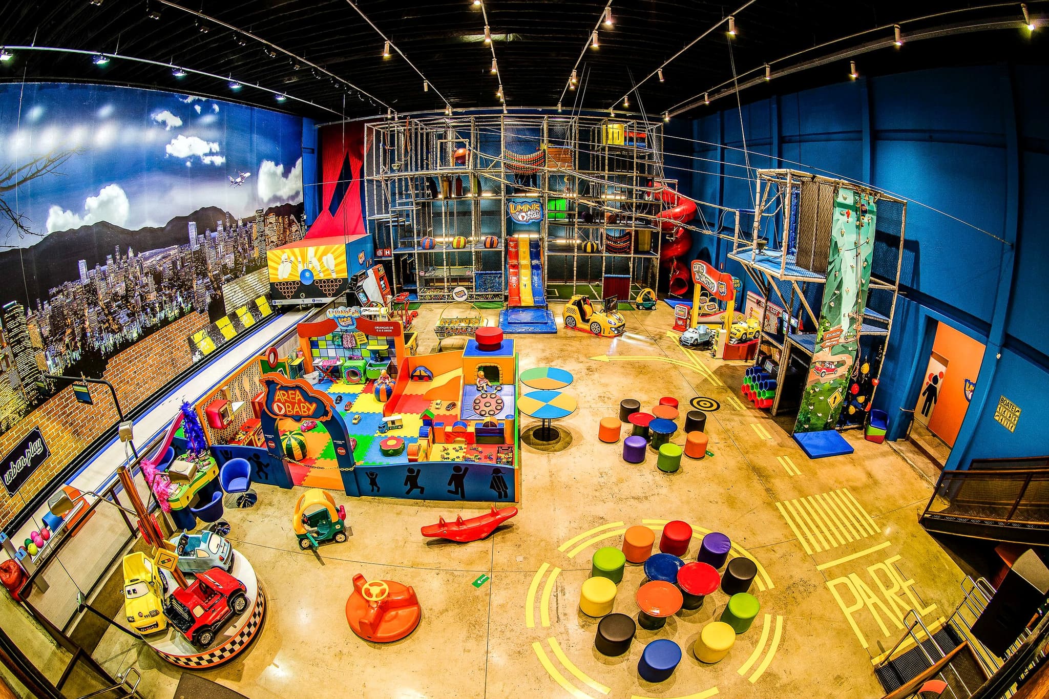 Vista ampla do salão gigante do Luminis Urban Play no Funcionários